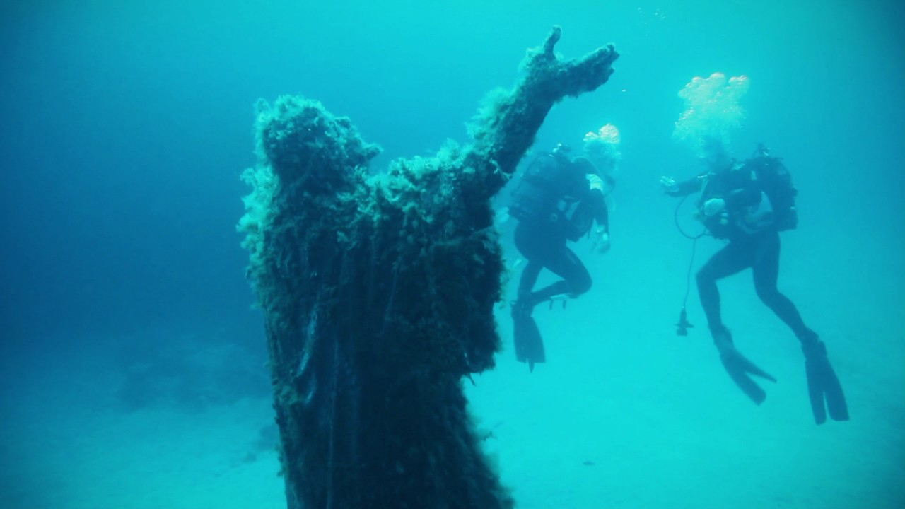 Buceo y una estatua